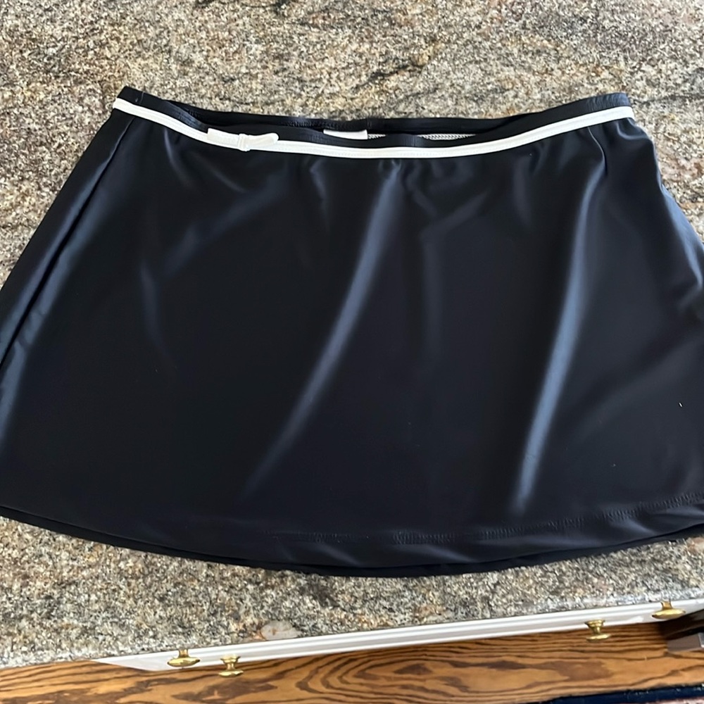 Coverup swim skirt black,white trim, Daffy Waterwear 13 in long great cond